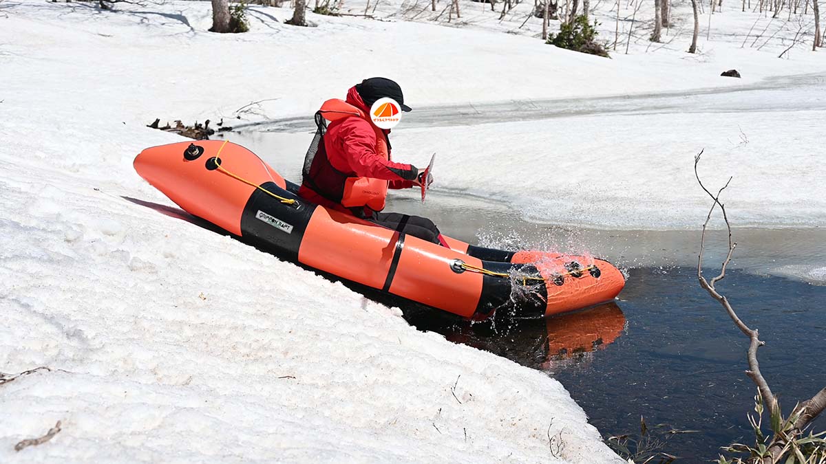 パックラフトで雪面を滑って沼に入水