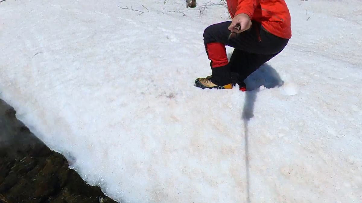 沼近くの雪を踏み抜いて落ちた