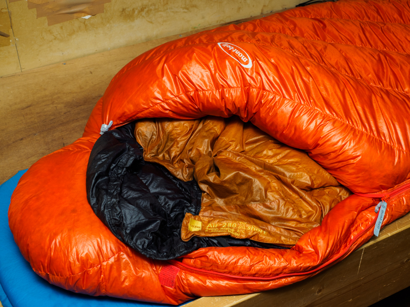 1410円 【70%OFF!】 オレンジ 左側開き 2.3 寝袋 シュラフ 封筒型 YOKITOMO 高い保温性の中綿 二個で連結可能 防水 丸洗い可能 快適な