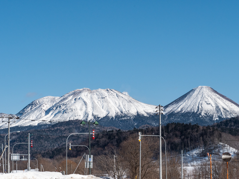 厳冬期に百名山の雌阿寒岳に登ってきた 神秘的な森からの最高の雪山風景が見れた ぜつえんアウトドア