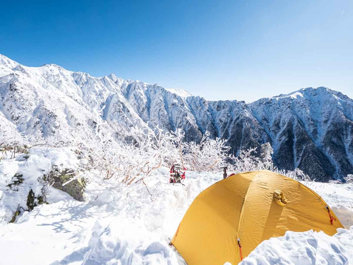 冬の木曽駒ヶ岳・宝剣岳をテントから望む