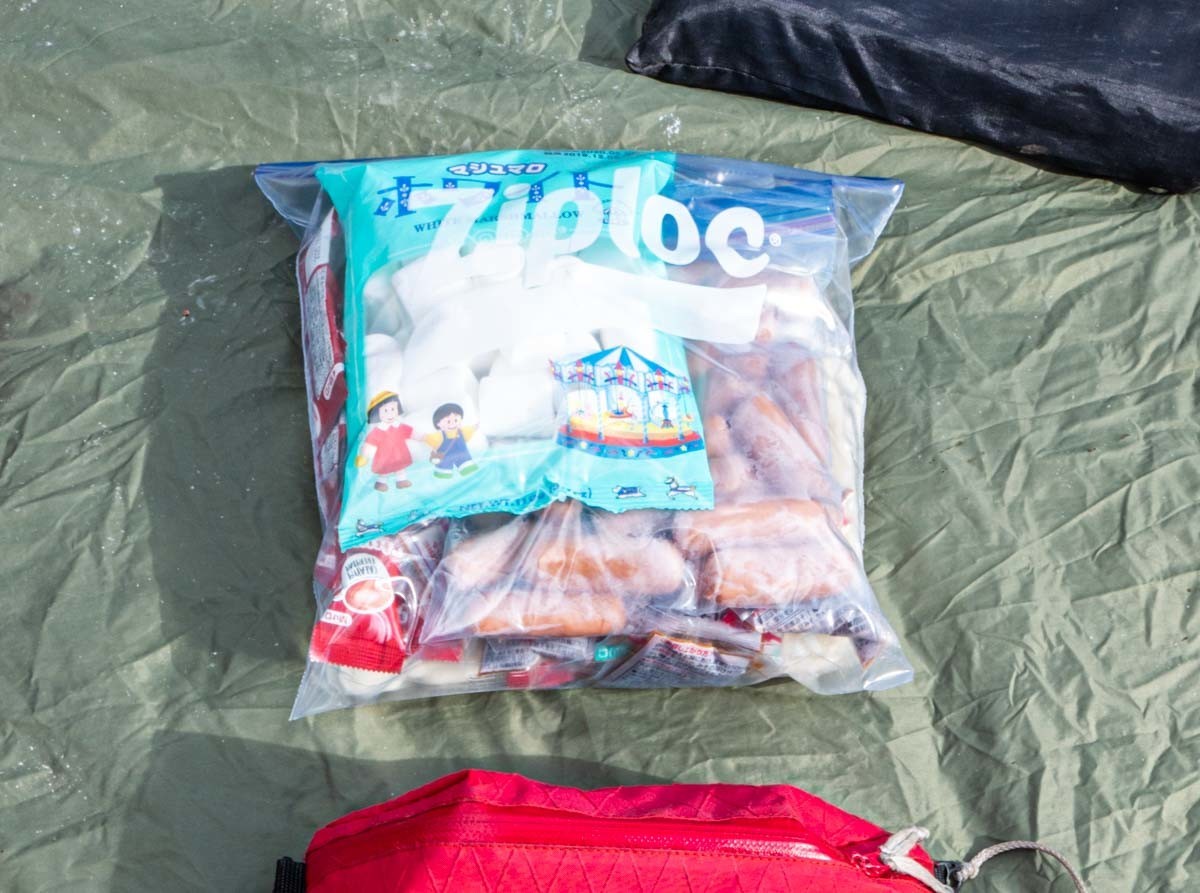 ジップロックに詰めたキャンプの食べ物
