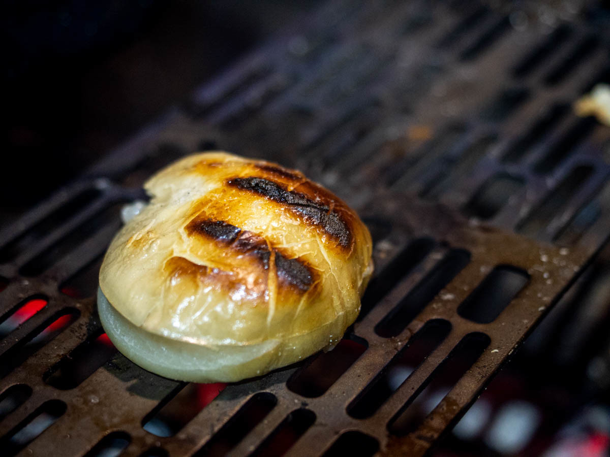 チタン焼き網で餅を焼く