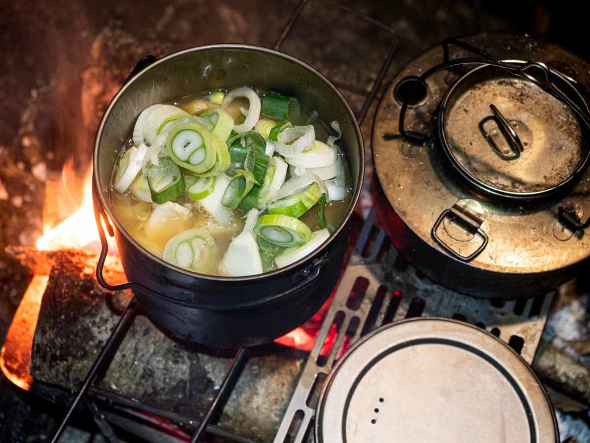 焚き火で鍋うどんとヤカン