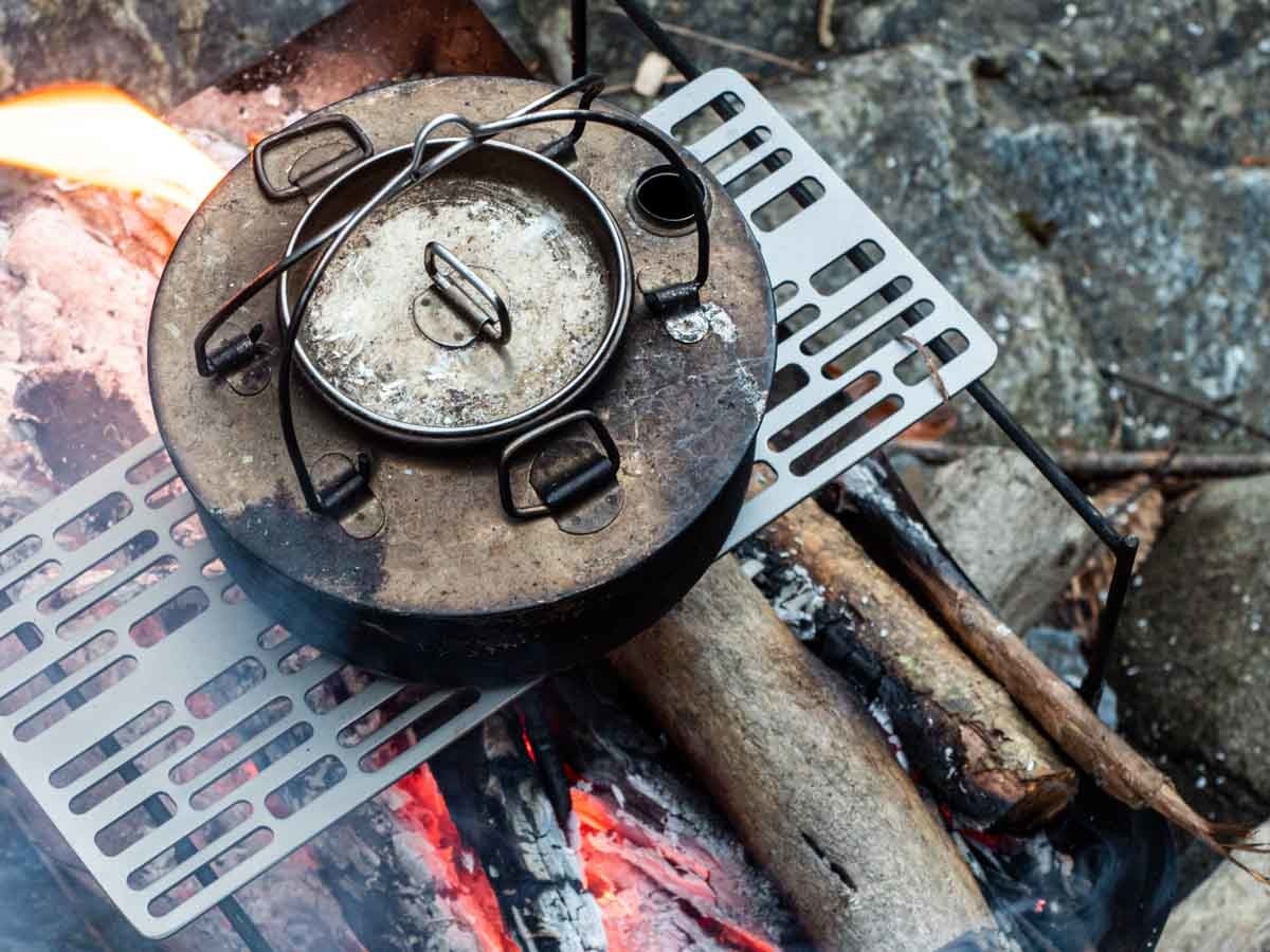 チタン焼き網に乗せて焚き火にかけたイーグルプロダクツ ファイヤーケトル