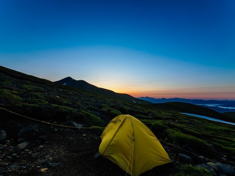 夏山テント泊登山の日の出前