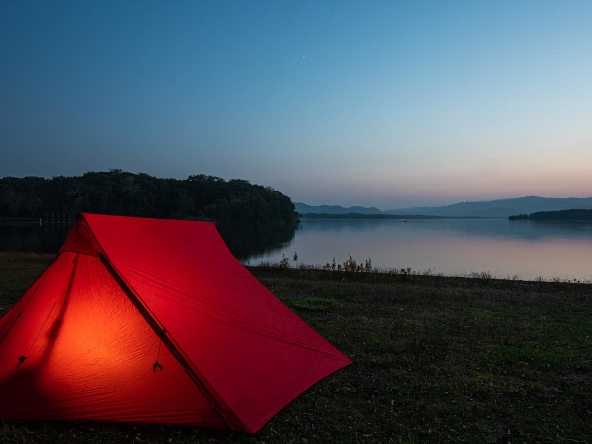 ブルーアワーの湖畔に張ったテント
