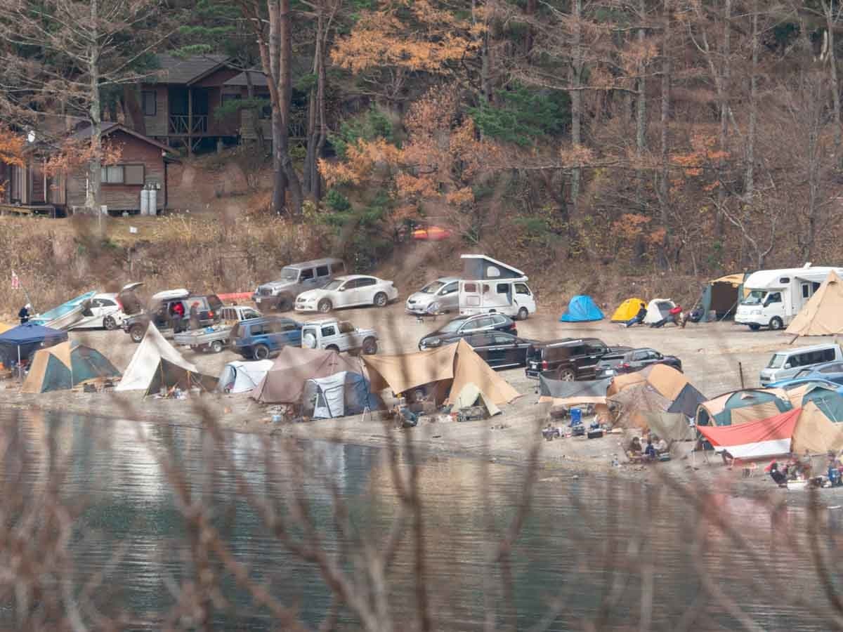 湖側から見た洪庵キャンプ場