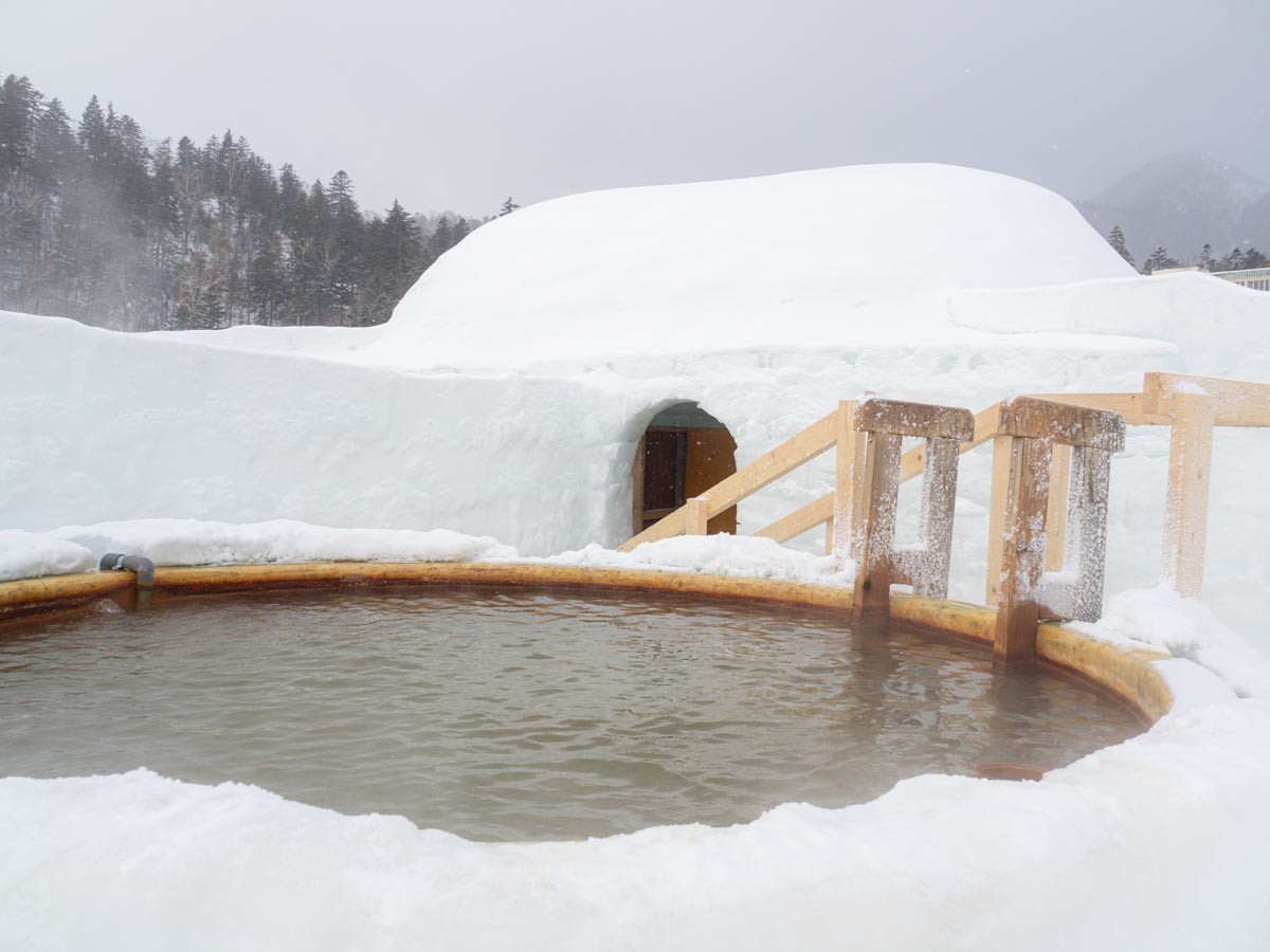雪で作った温泉