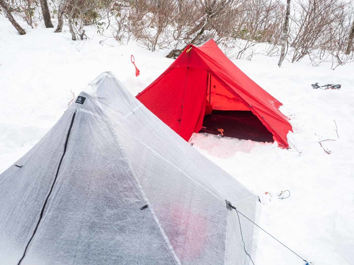 雪上にテントを設営