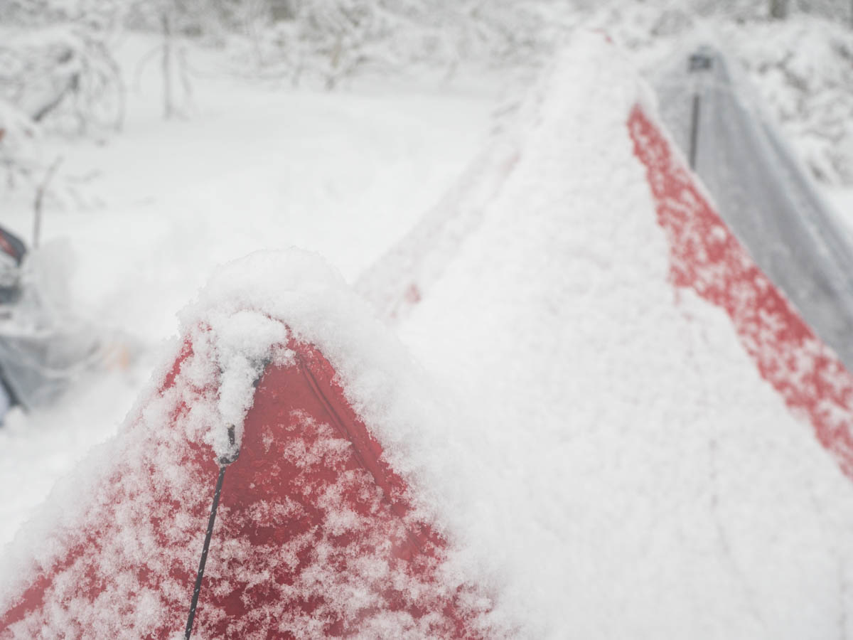 テントに雪が積もる