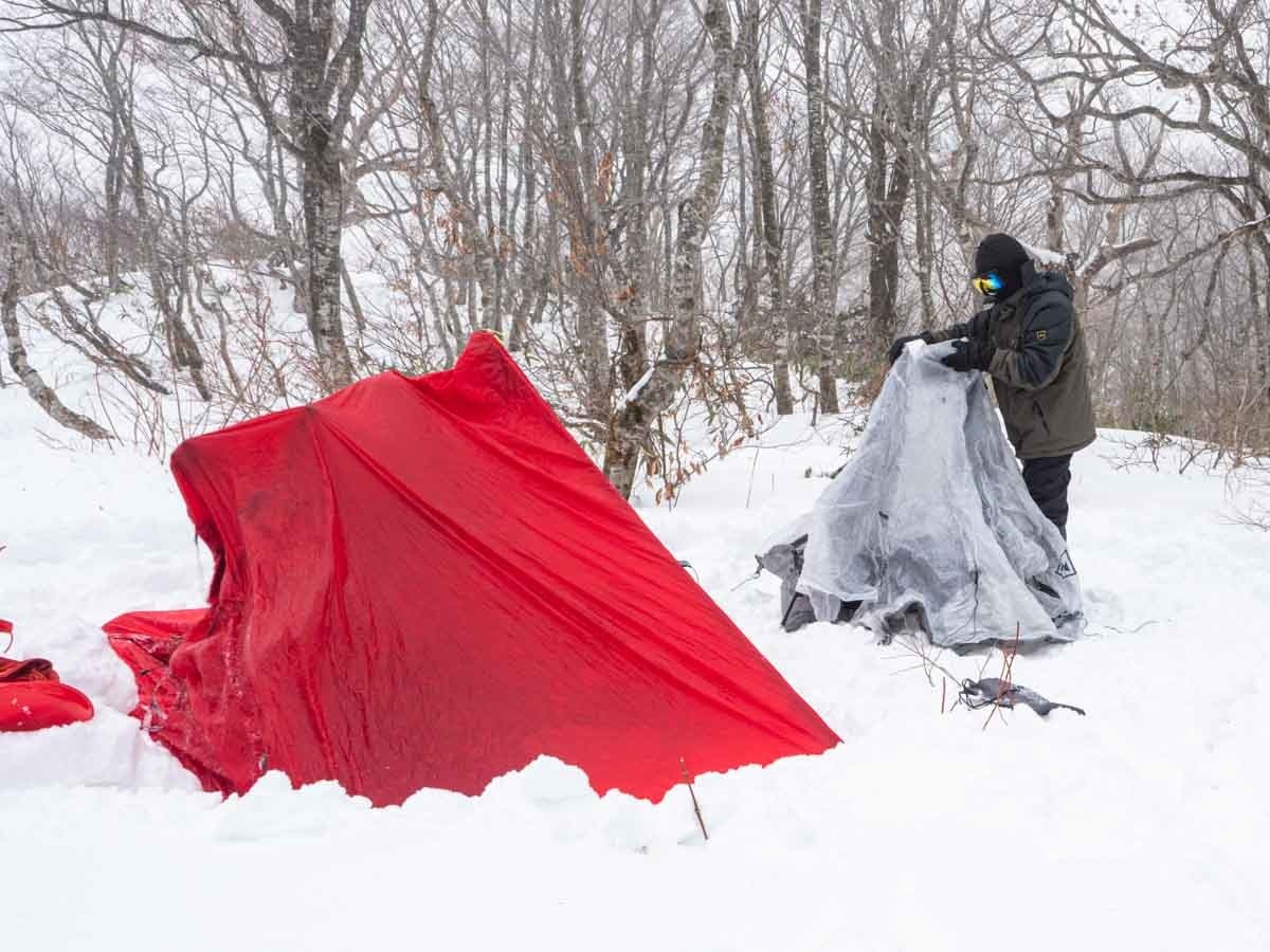雪上にテントを設営