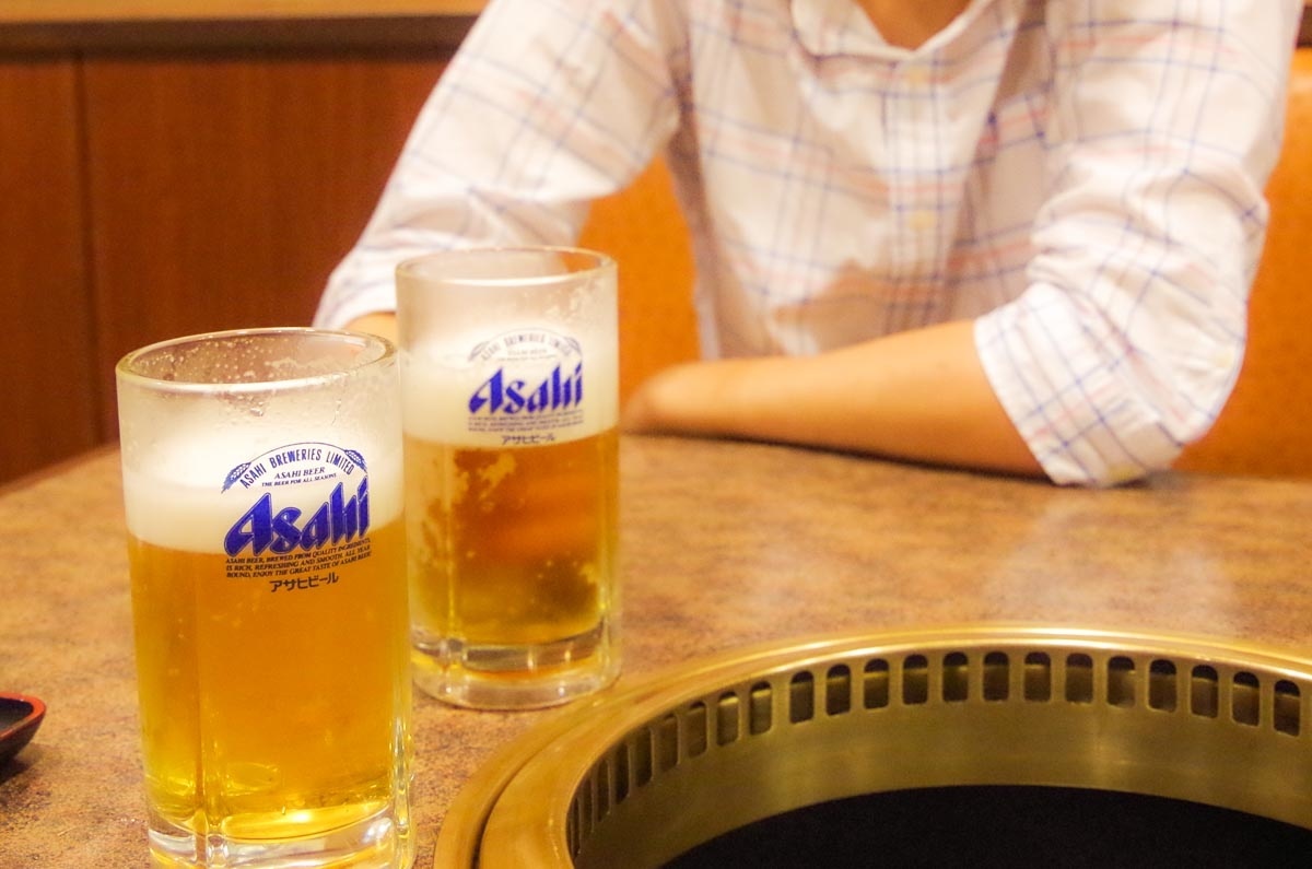 対面でビールを飲む