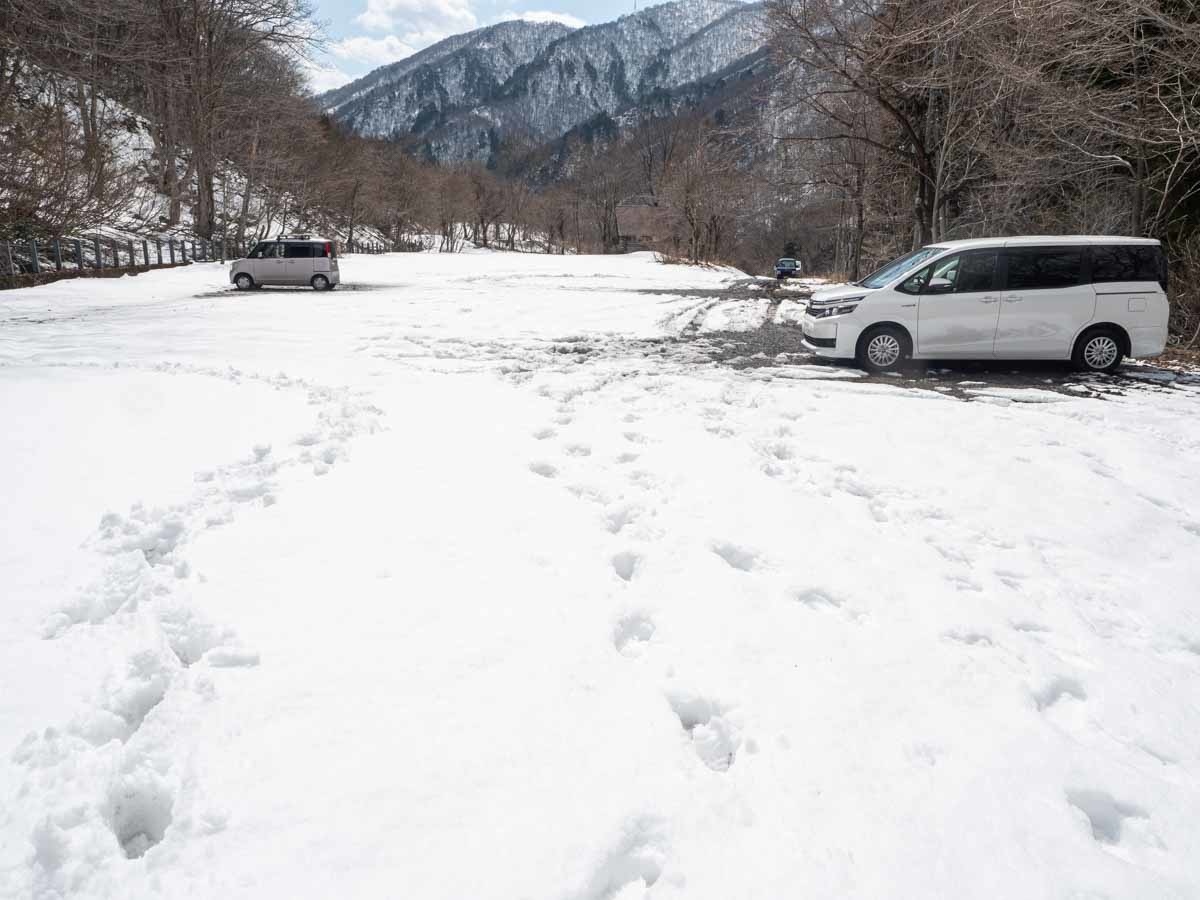 冬の白毛門登山口駐車場