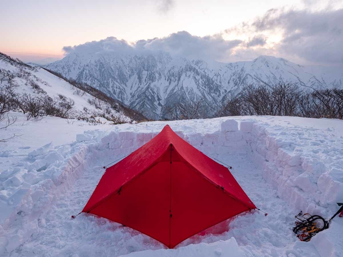 白毛門に張ったテントから谷川岳を望む