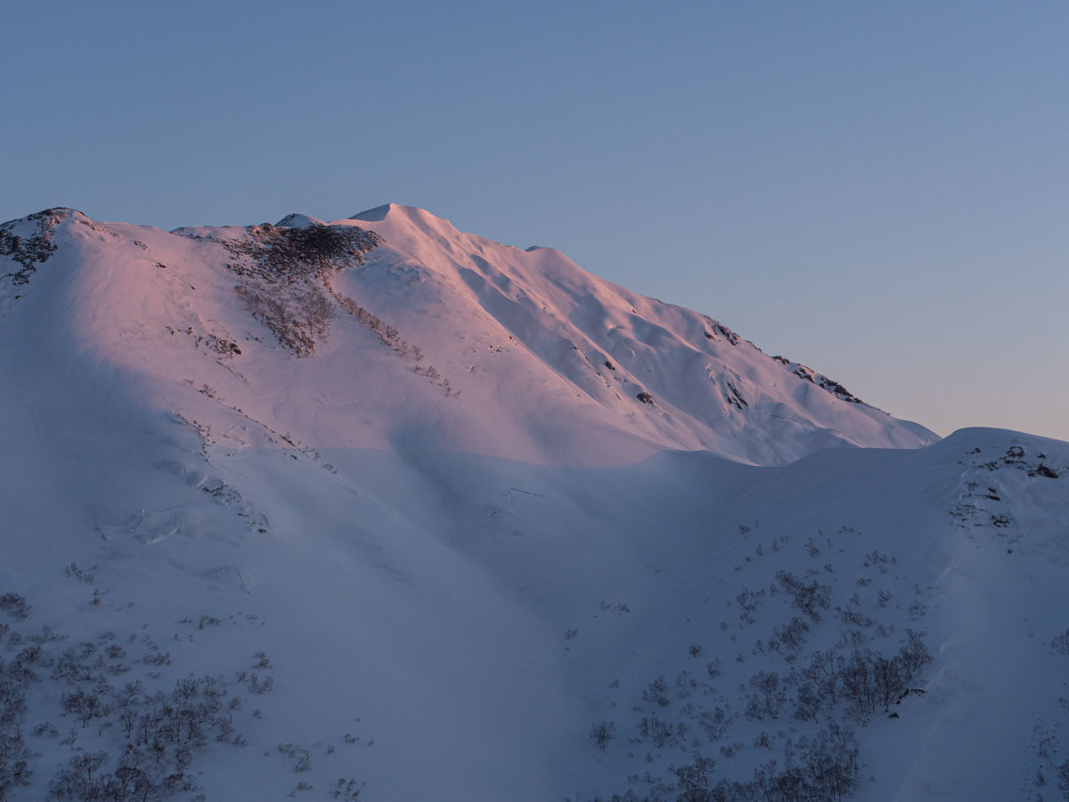 日の当たる冬山