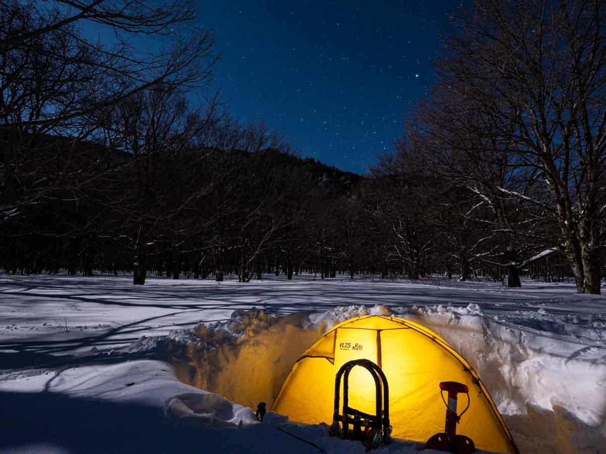 雪の中にテントを設営