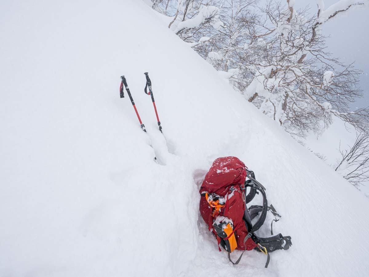 雪山の斜面にザッグを置く