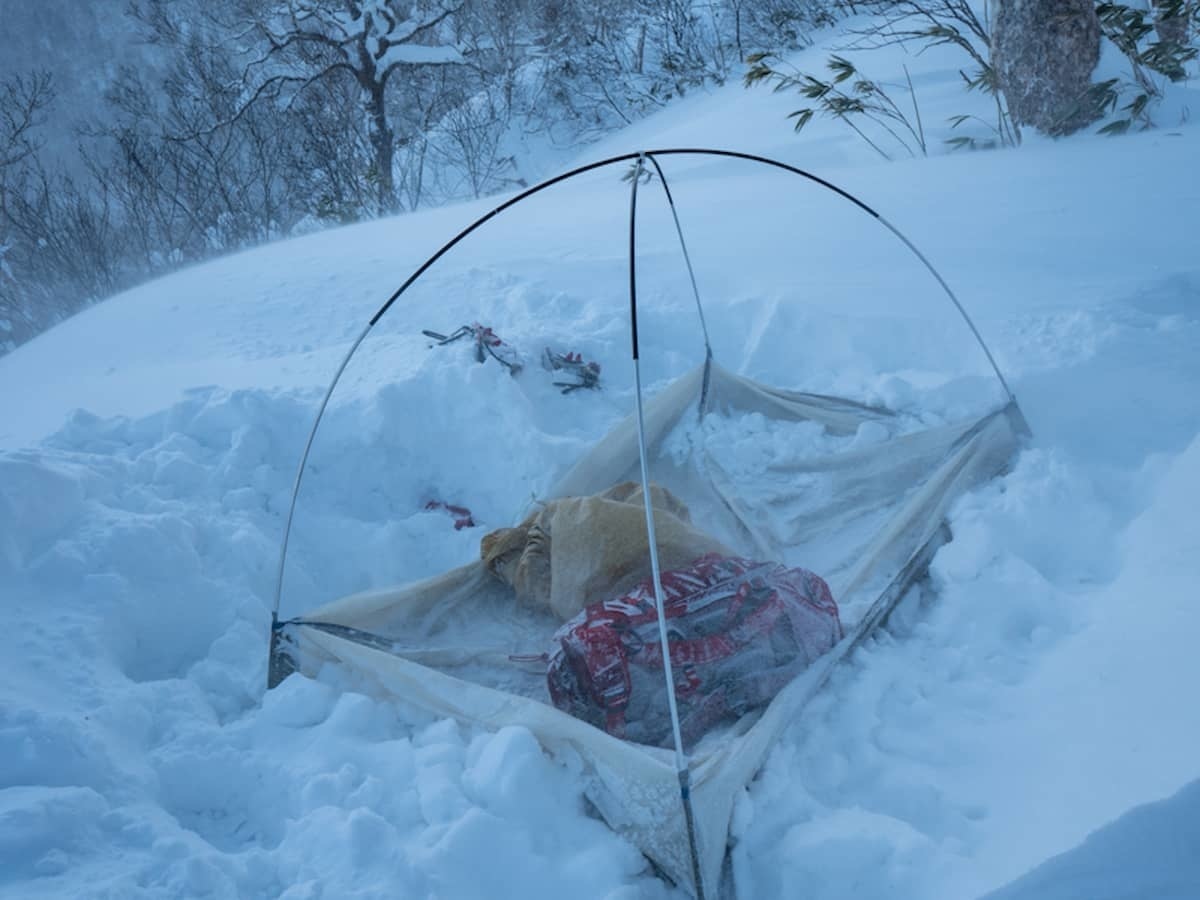 雪上にテントを設営している最中