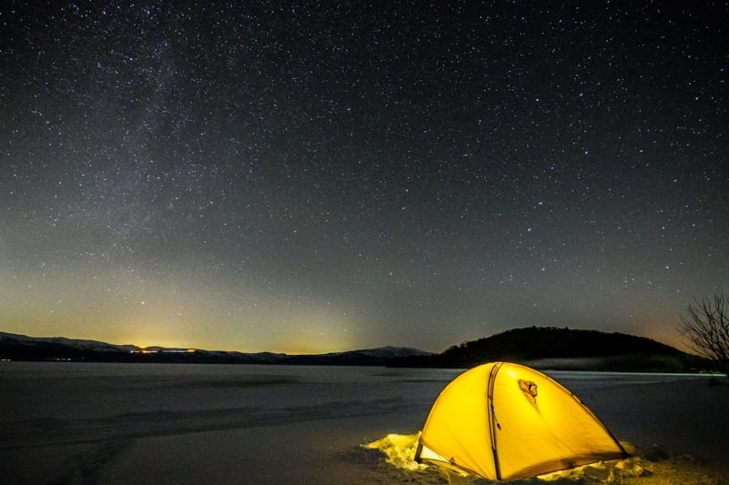 冬の星空の下のテント