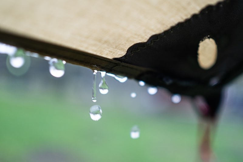 タープから滴る雨