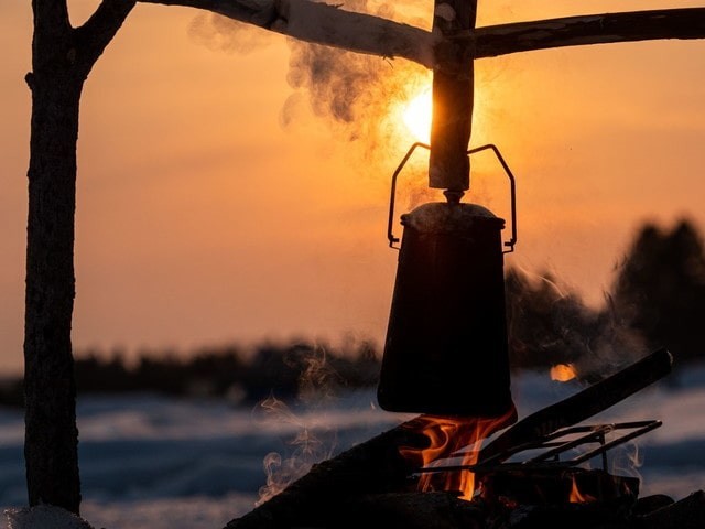 夕陽と焚き火に吊るしたケトル