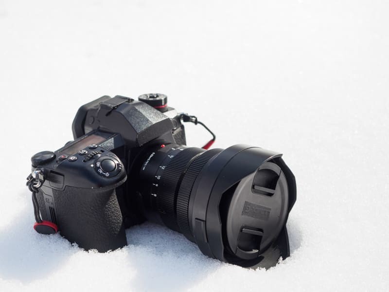 雪の上にLUMIX G9 PROを置く