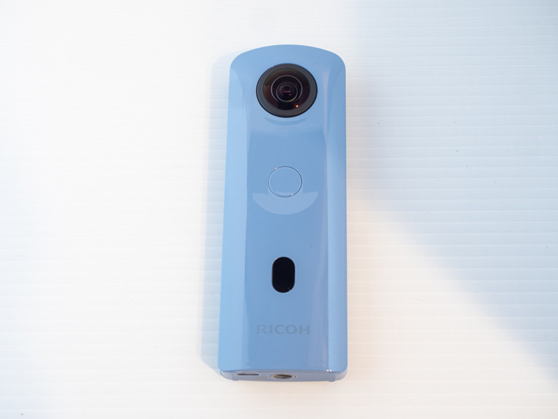 RICOH THETA SC2 ブルー 正面から