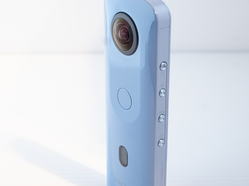 RICOH THETA SC2 ブルー　斜めから