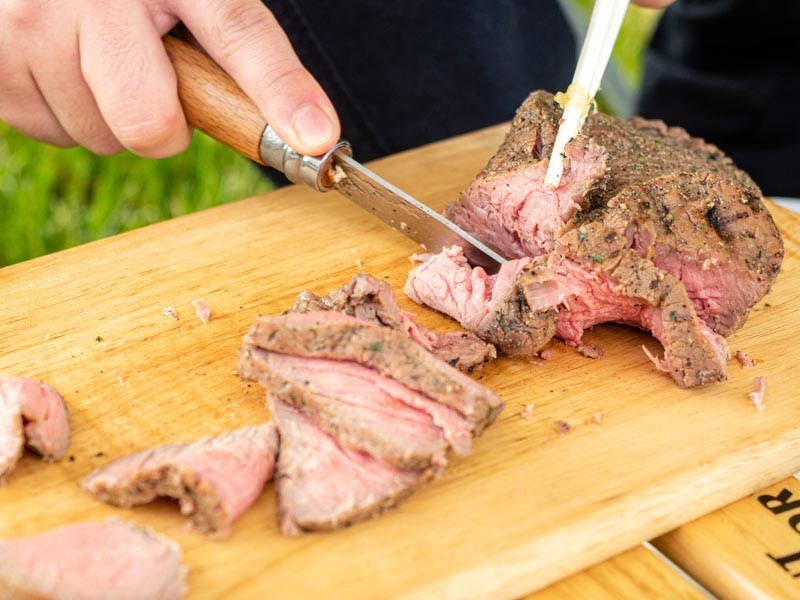 オピネルで肉を切る