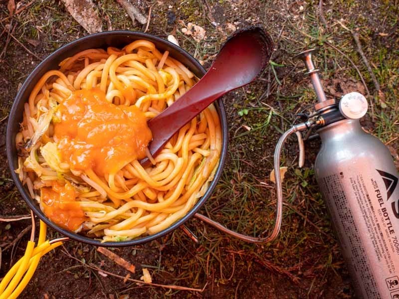 ガソリンストーブで焼きそばを作る