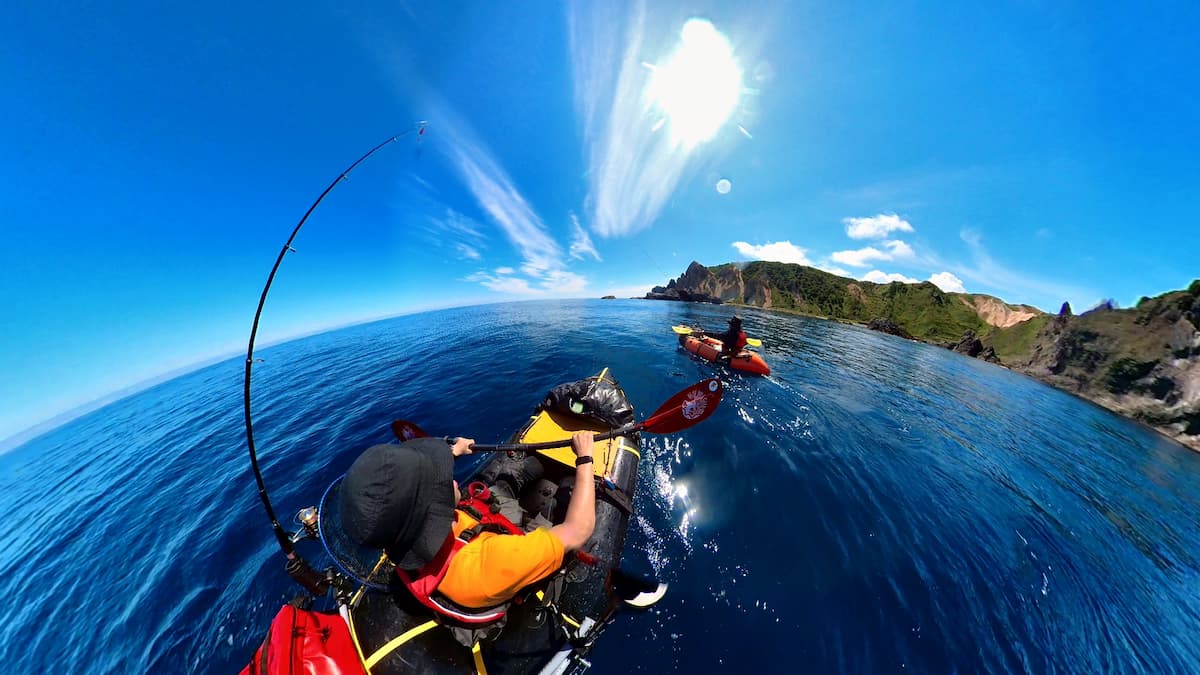 パックラフトで透明度の高い海の中を進む