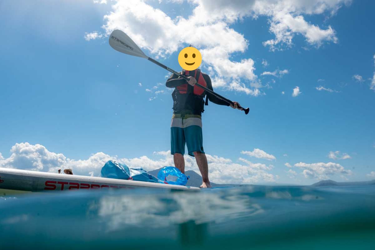 晴天の中でSUPに乗る人