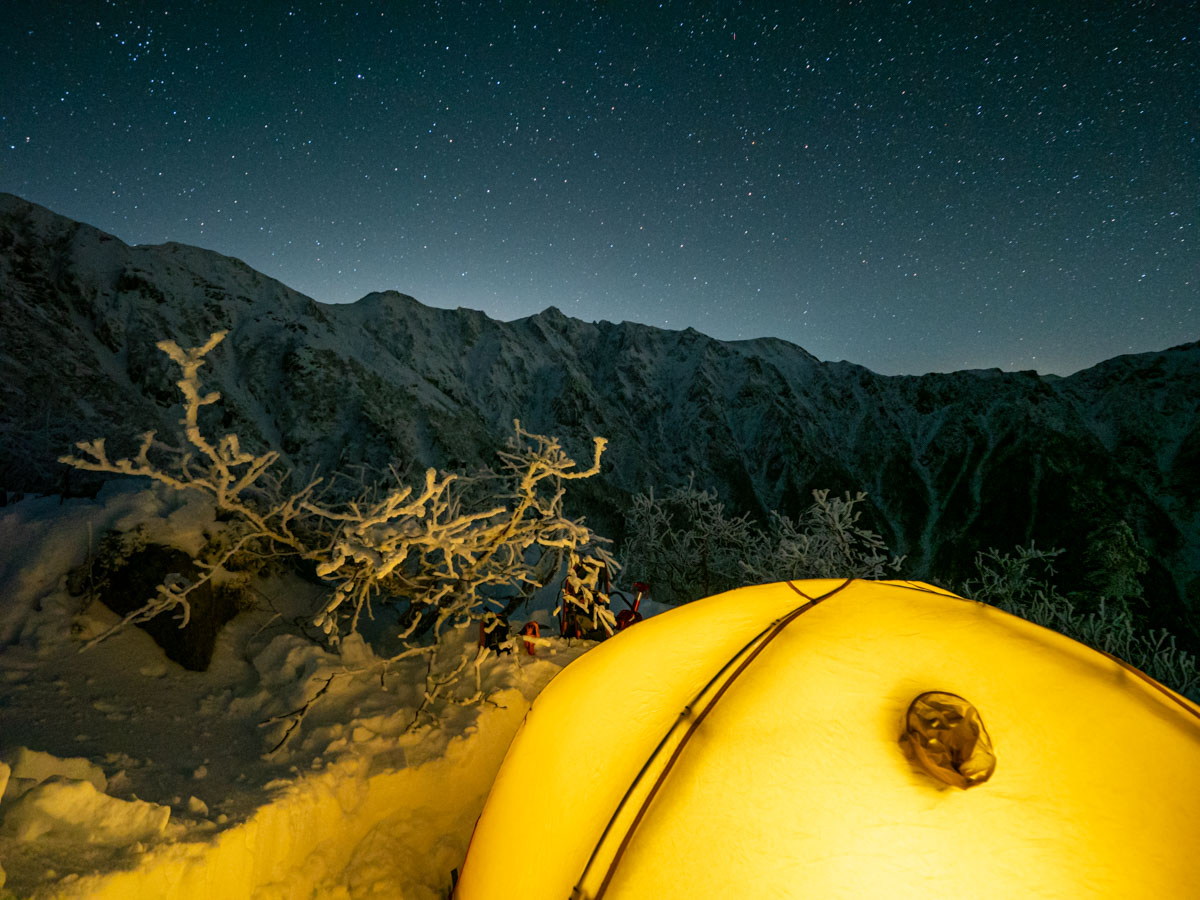 冬山の星空とテント