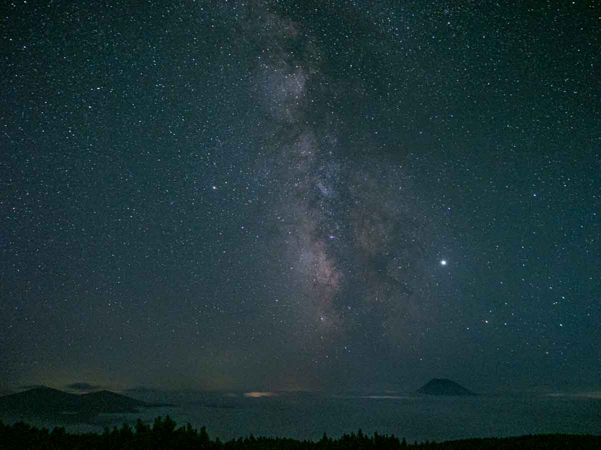 雲海に生える星空