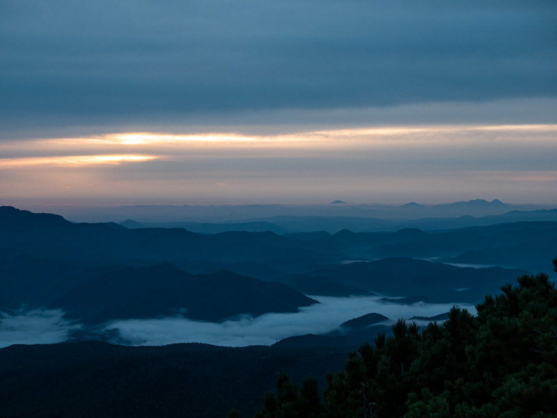 黒岳の日の出、が雲