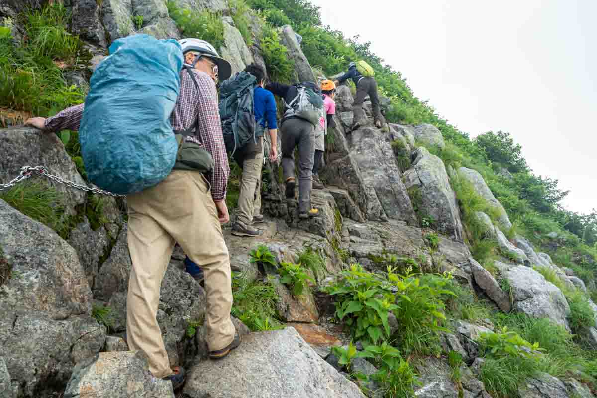 夏に登山をする人