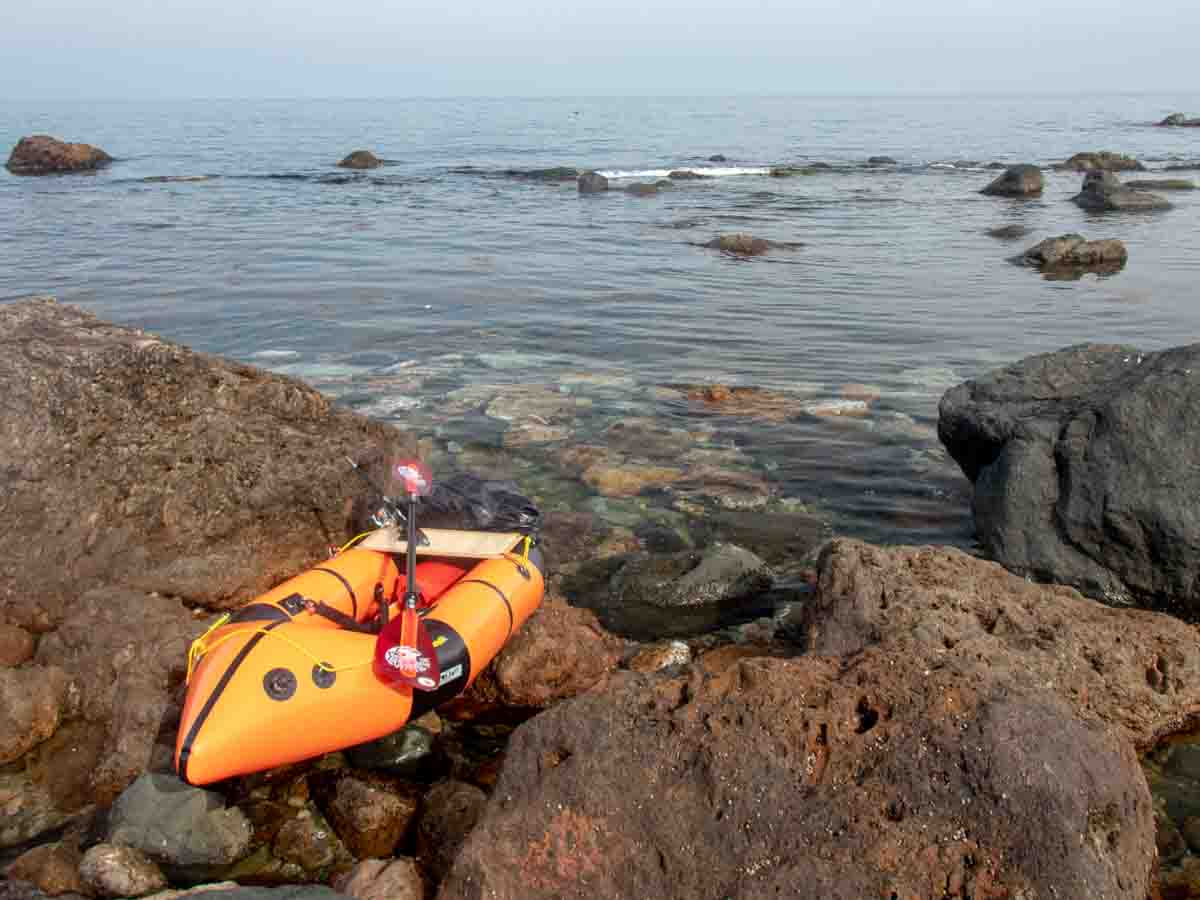 海でパックラフトに乗って釣りをする