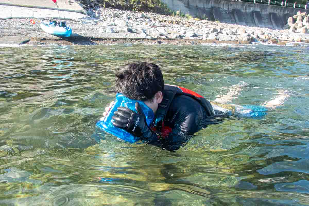 水メガネで水中をのぞく