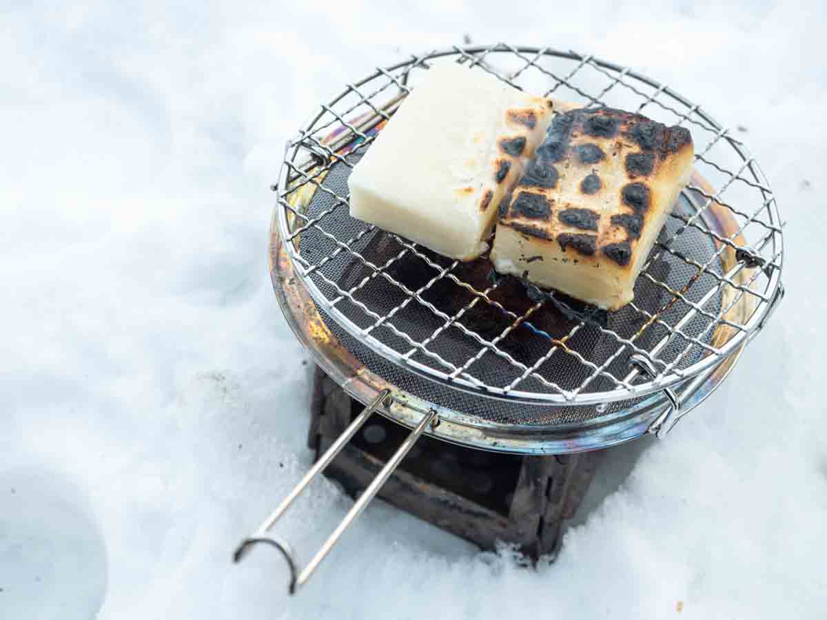 冬キャンプでモチを焼く