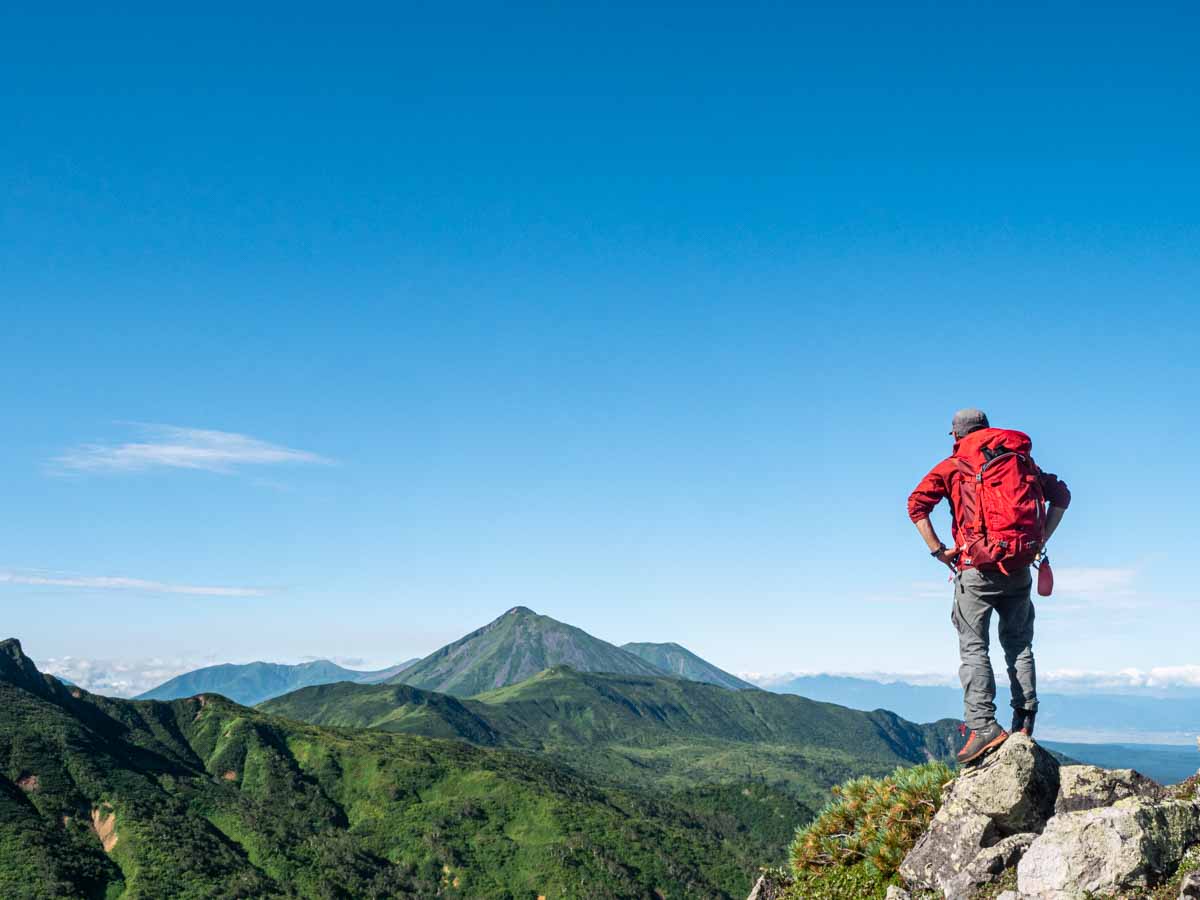 夏山登山してる人の後ろすがた