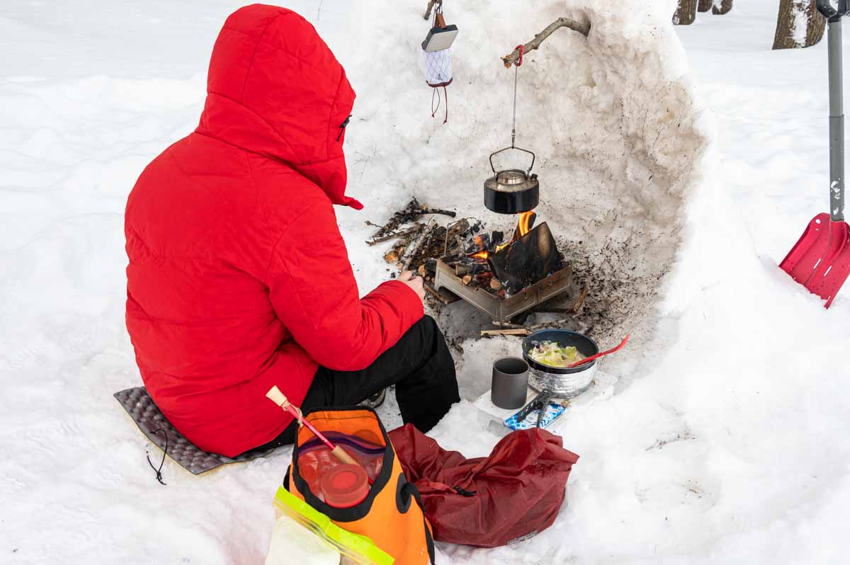 雪中キャンプで 焚き火