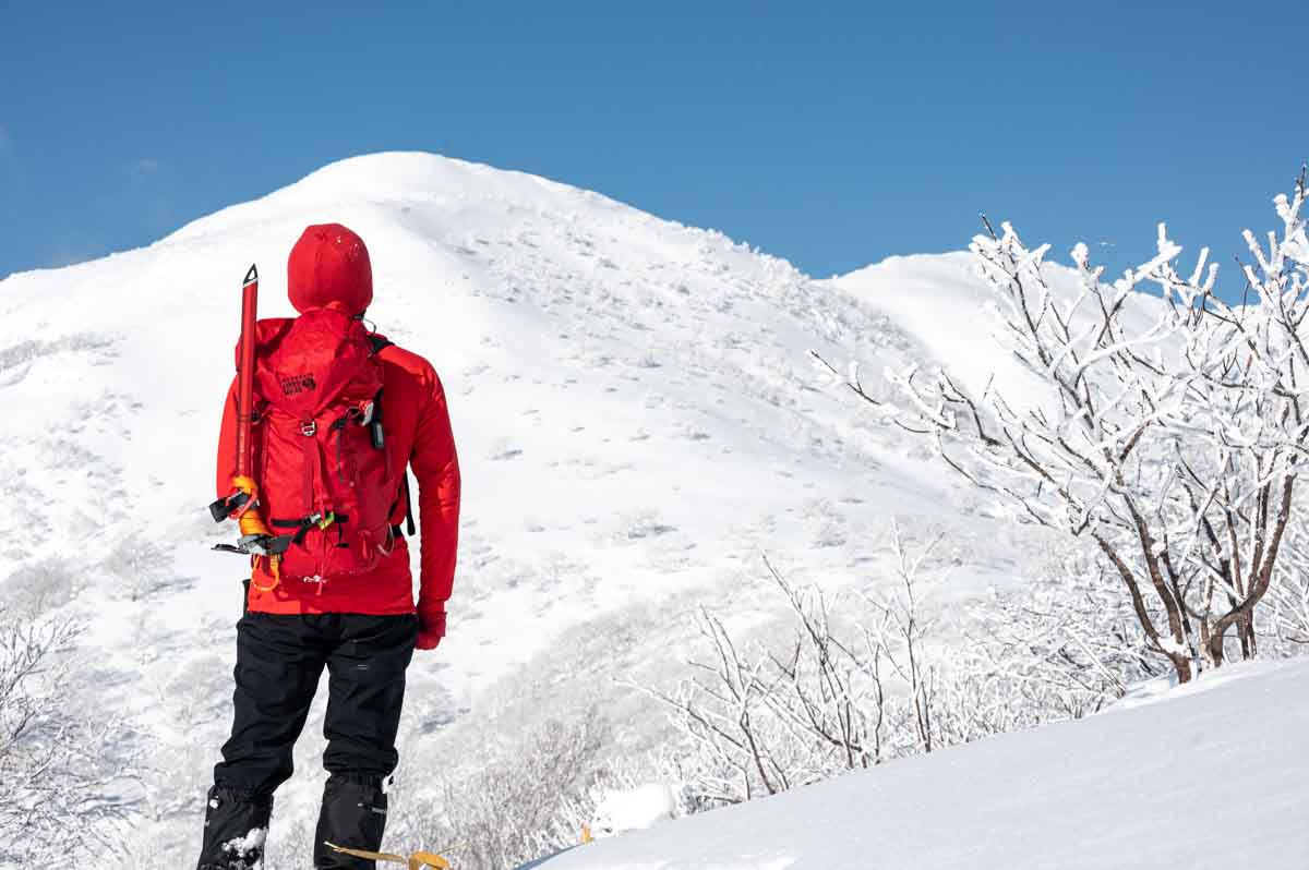 雪山登山をする人