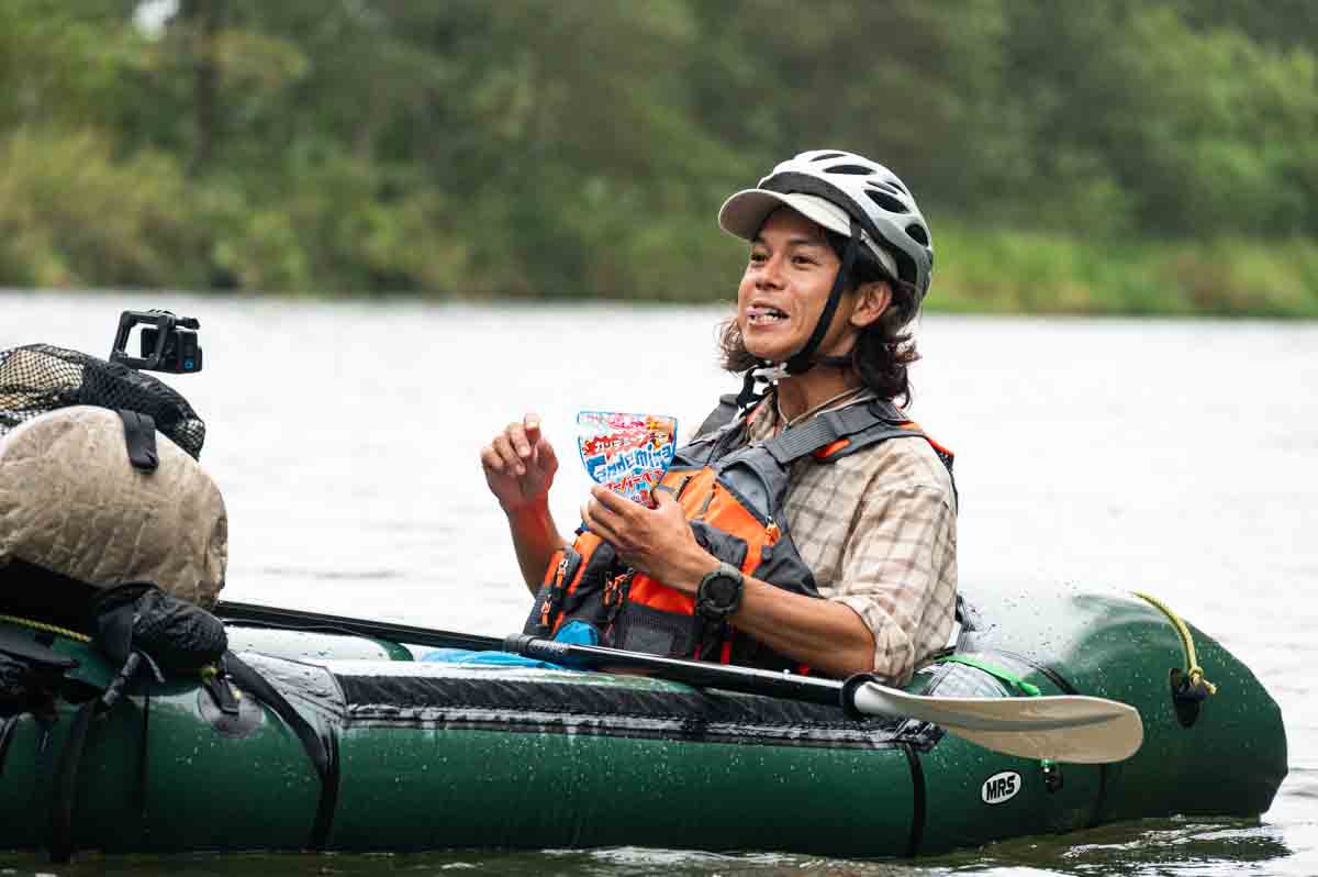 パックラフトの上でおやつを食べるCAMPたかにぃ