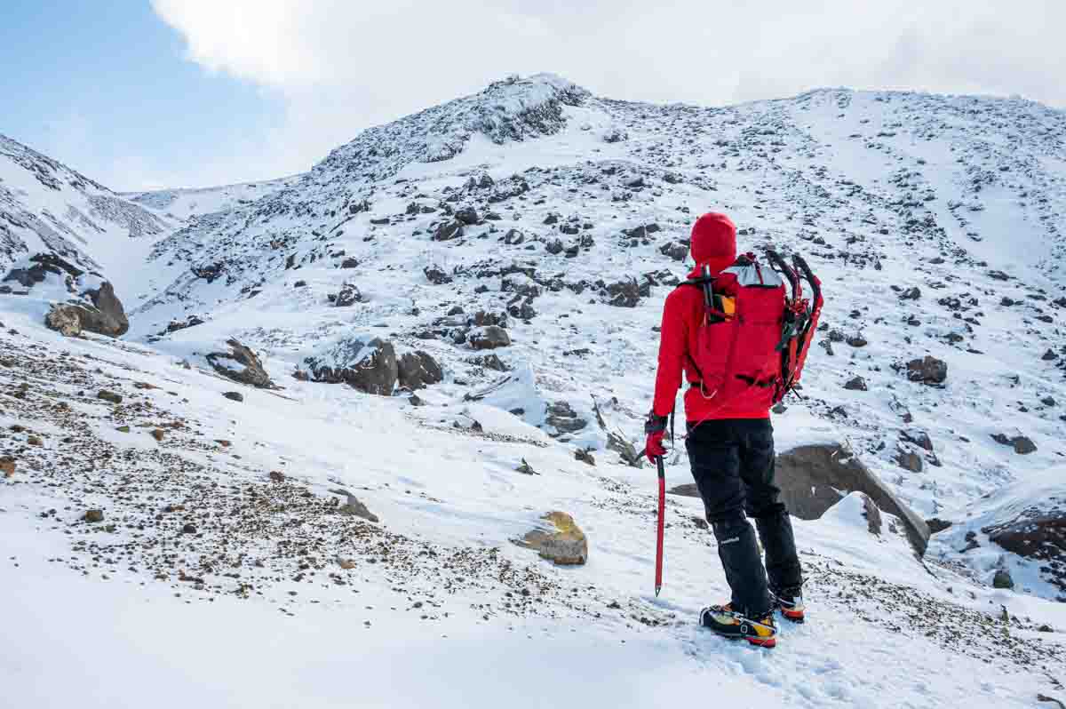 冬山登山をする人