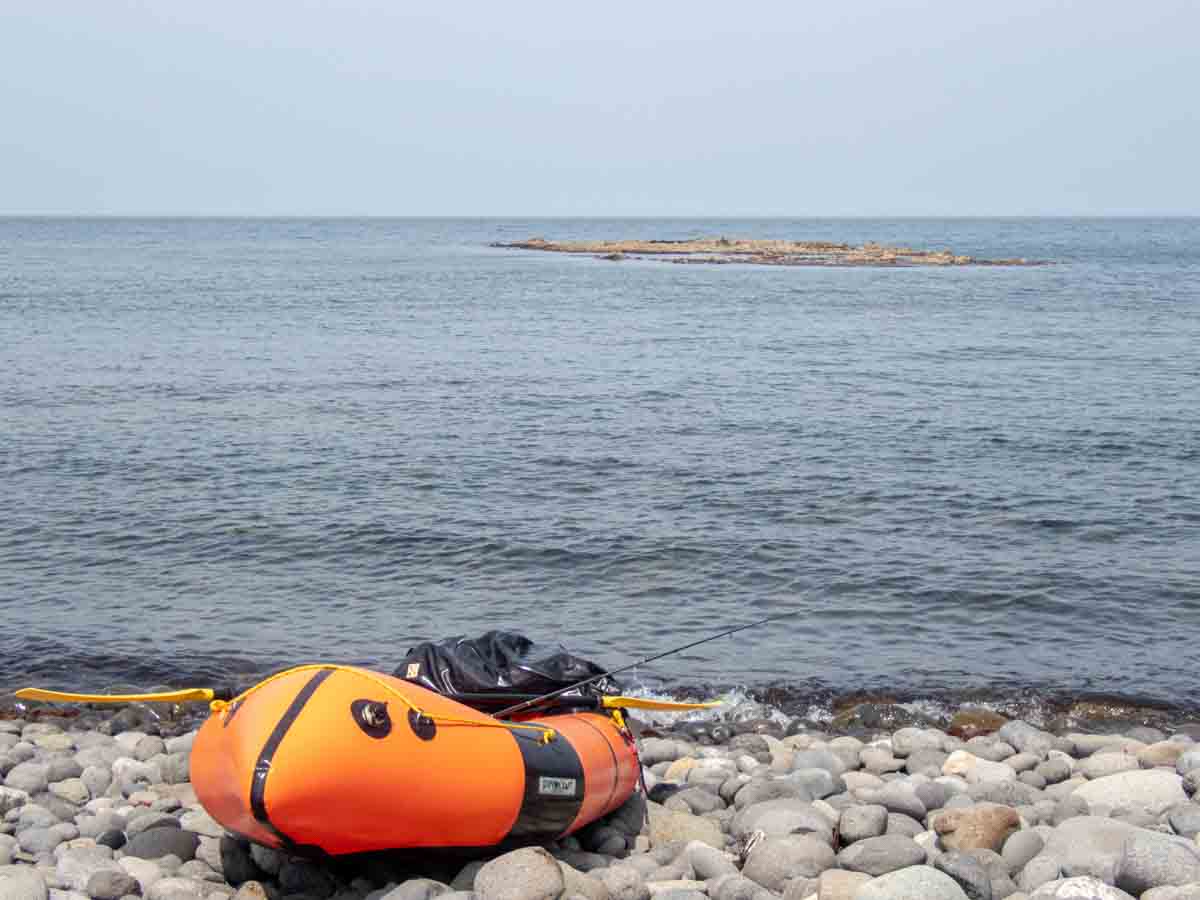 海でパックラフトに乗って釣りをする