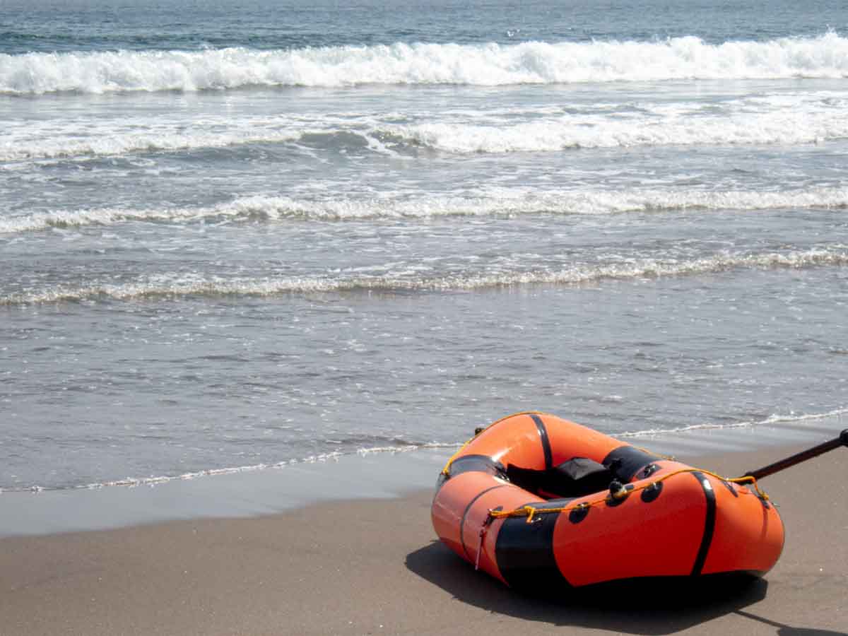 海でパックラフトを出艇するが砂浜で波が高い