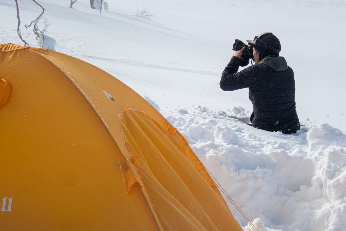 雪の中で写真撮影をする人