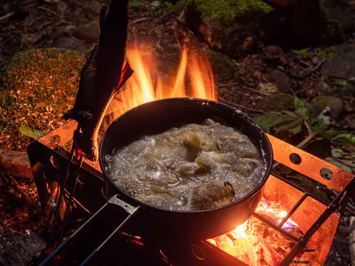 焚き火で揚げ物をする