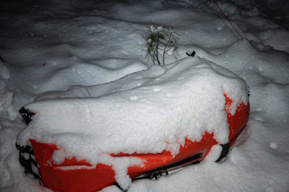 雪の積もるダッフルバッグ